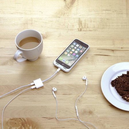 Apple iPhone adapter Belkin Lightning Audio + Charge RockStar  - biały